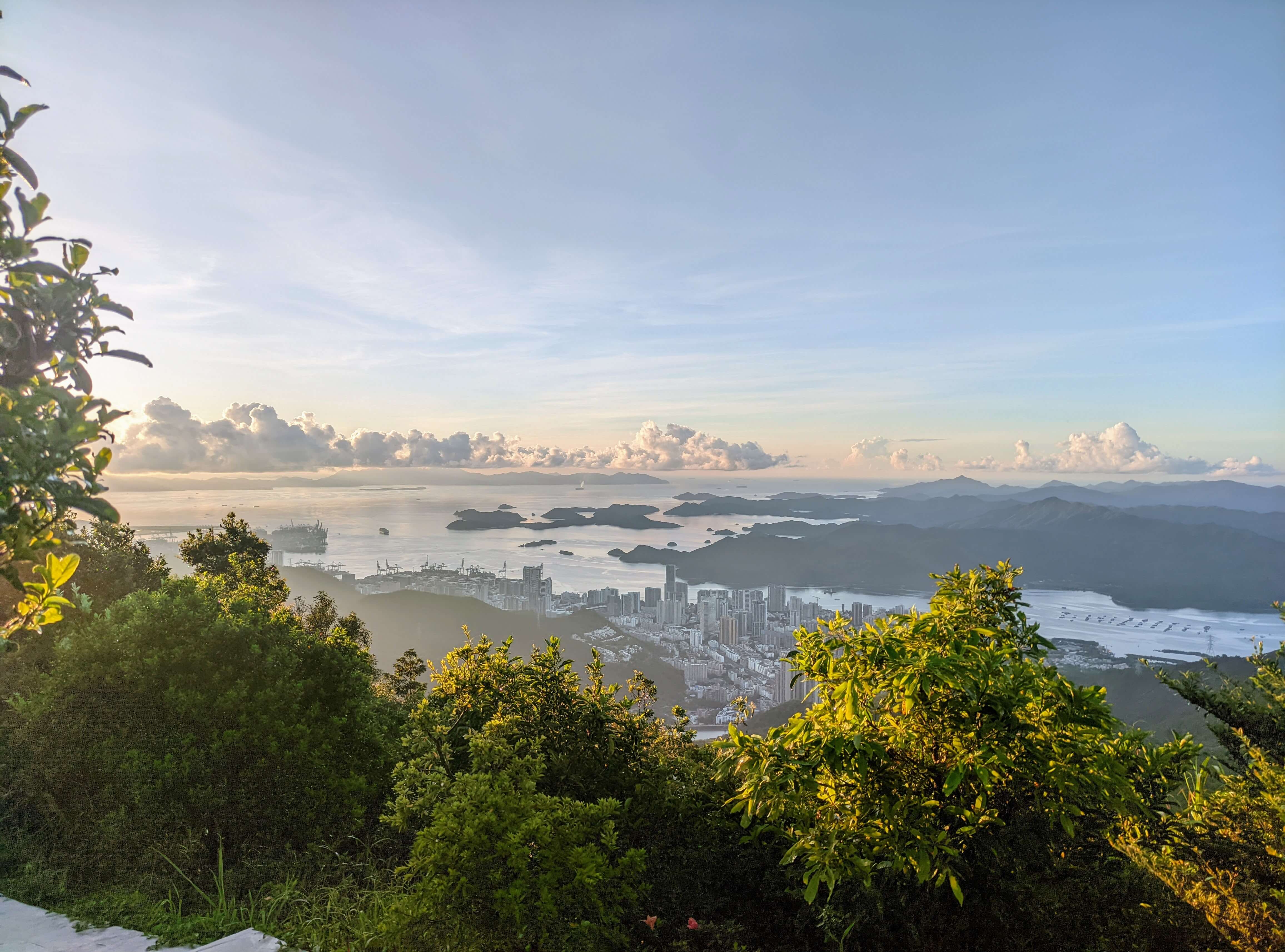 山下就是中国最大的港口，盐田港口
