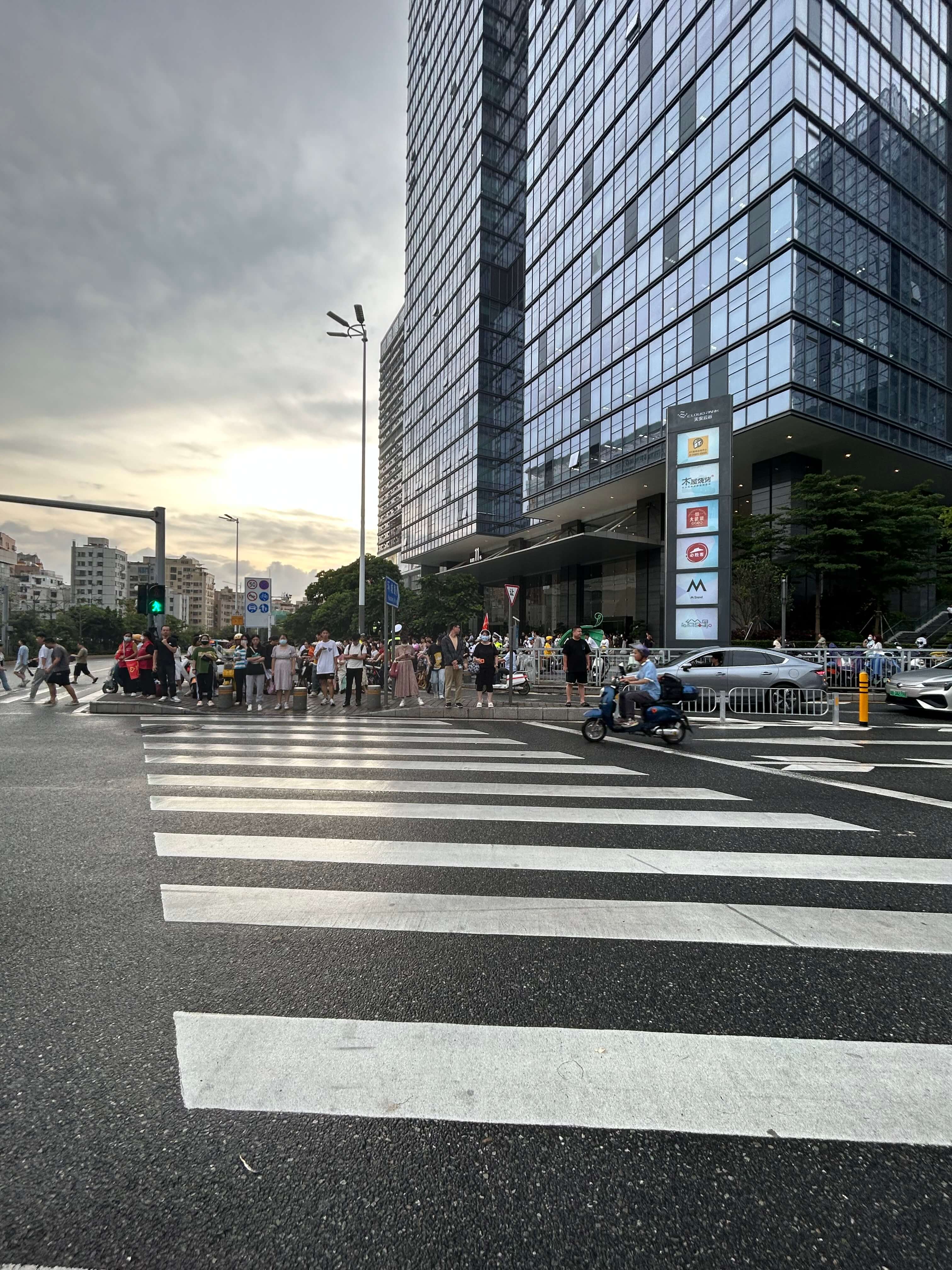 深圳天安云谷楼下的红绿灯