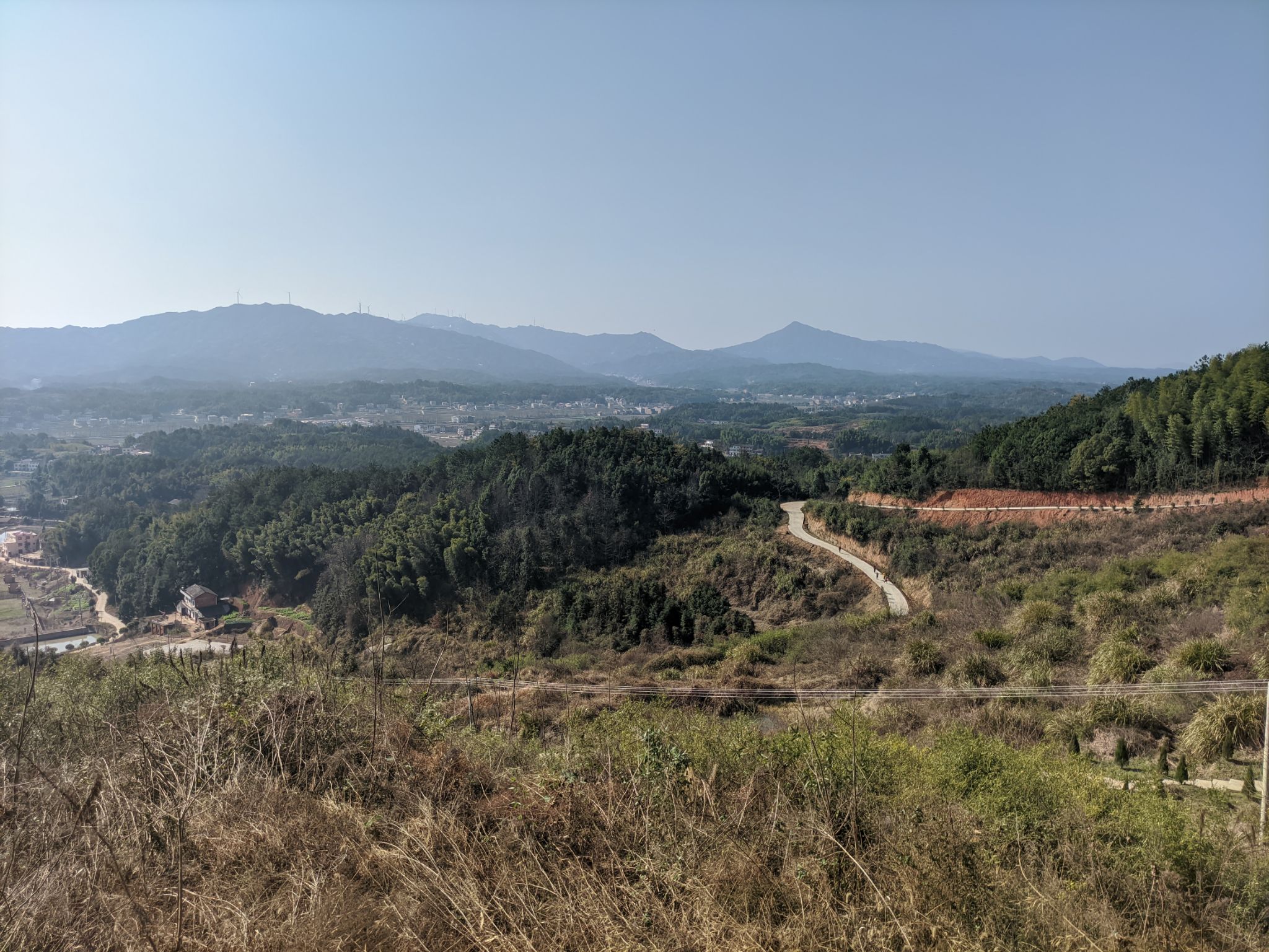 绵延的山路，晴朗的天气
